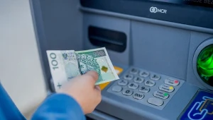 Wypłata pieniędzy z bankomatu, zdj. ilustracyjne