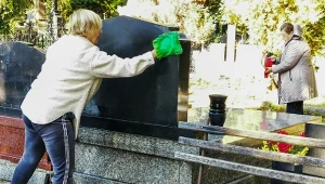 Czym nie czyścić grobów. Najczęstsze błędy, które niszczą kamień