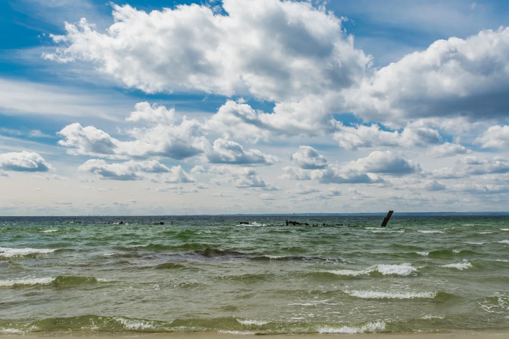 Bałtyk skrywa ogrom wraków, z których część znajduje się w polskiej części morza. Ale to nie wszystkie sekrety głębin tego morza! Bałtyk skrywa ogrom wraków, z których część znajduje się w polskiej części morza. Ale to nie wszystkie sekrety głębin tego morza!