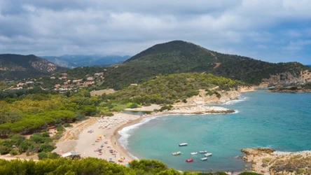 Plaża Su Giudeu usytuowana jest na południowym wybrzeżu Sardynii