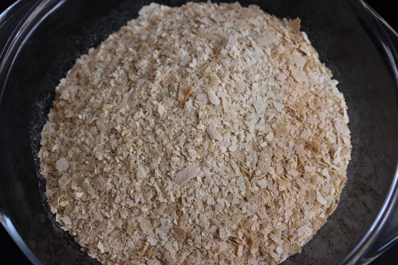 Do przygotowania domowych płatków drożdżowych przyda się naczynie żaroodporne