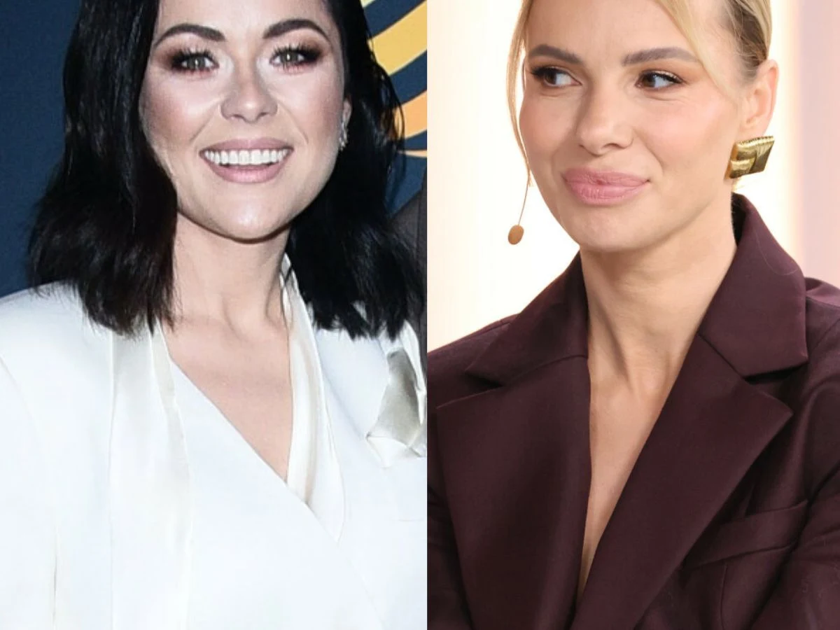 Katarzyna Cichopek, Izabela Janachowska Dwie kobiety w eleganckich marynarkach, jedna w białej, druga w bordowej. Kobieta po lewej z ciemnymi włosami, szeroko uśmiechnięta, kobieta po prawej blondynka, delikatnie uśmiechnięta, z mikrofonem przy twarzy.