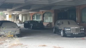 Opuszczona kolekcja luksusowych aut. Wystarczył film i już je rozkradają