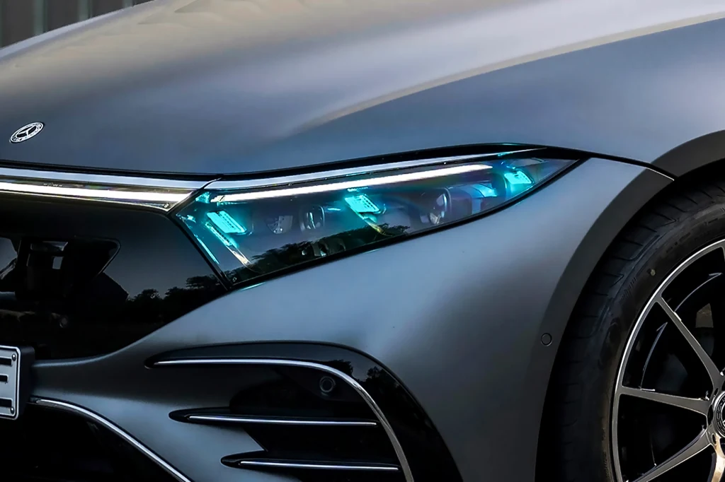 Turkusowe światła w samochodach. Nowość na europejskich drogach Turkusowe światła w samochodach. Nowość na europejskich drogach