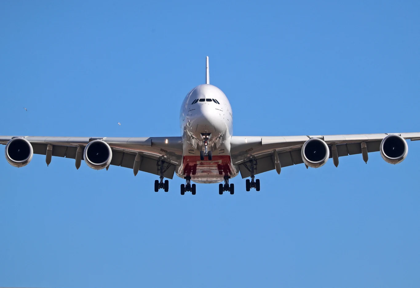 Setki turystów utknęło na Bliskim Wschodzie. Za ewakuację płacą nawet 300 tys. dolarów Samolot Emirates, linii lotniczej z Dubaju, w powietrzu