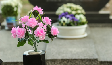 Kwiaty sztuczne czy żywe – które wiązanki lepiej sprawdzają się na cmentarzu