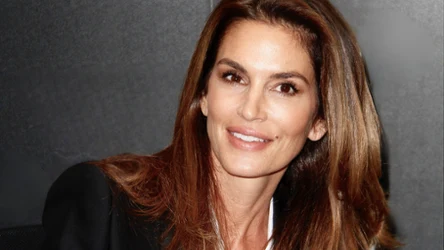 Jedna stylizacja, trzy imprezy: Cindy Crawford pokazuje, jak błyszczeć z klasą, a fani nie kryją zachwytu