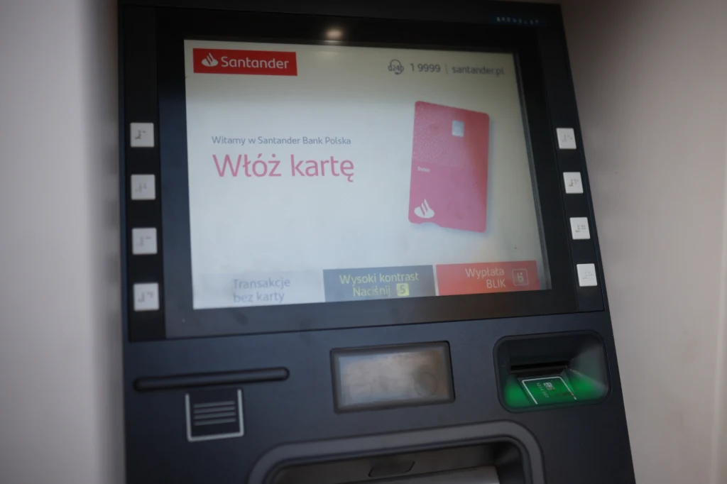 Według policji, za działaniami wymierzonymi w klientów banku Santander stoi kilka osób