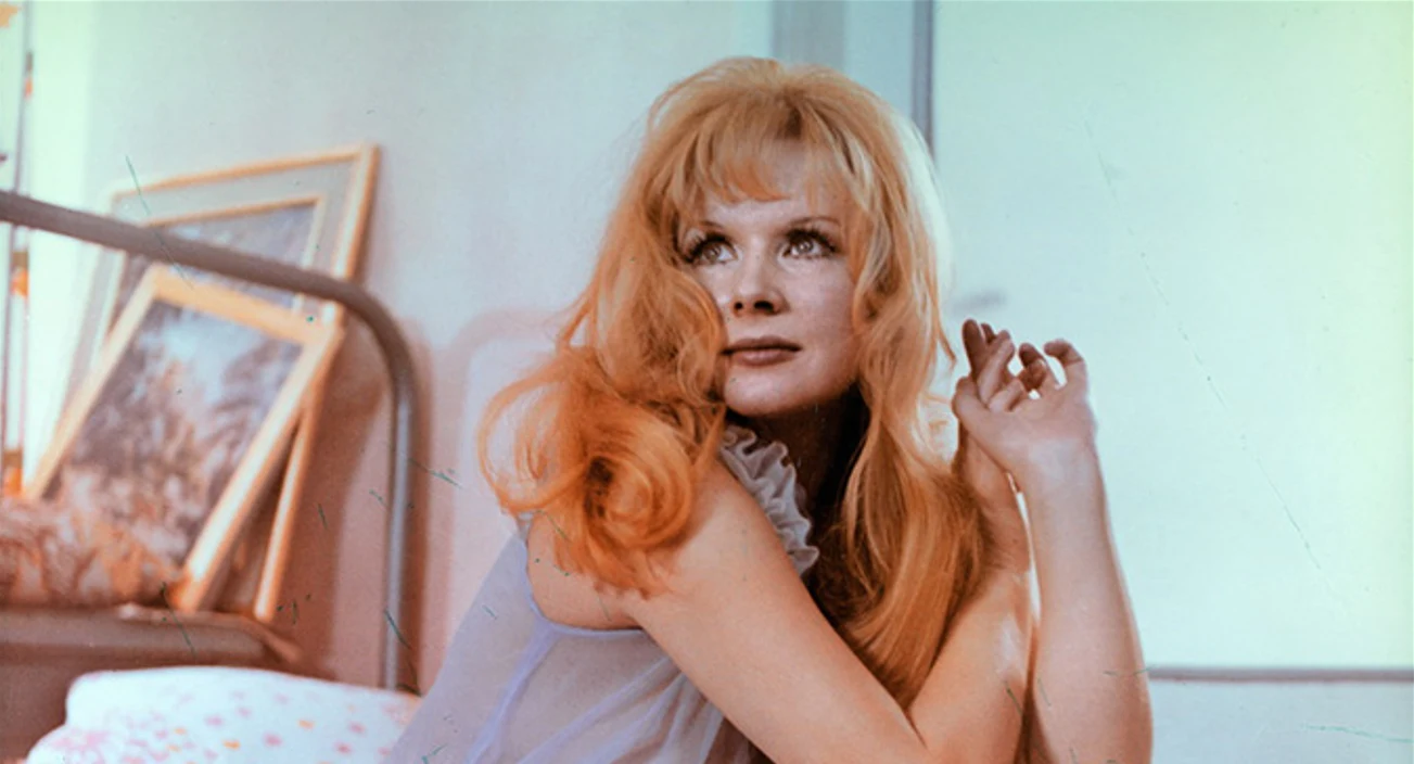 Halina Kowalska w filmie "Nie ma róży bez ognia" Halina Kowalska w filmie "Nie ma róży bez ognia"