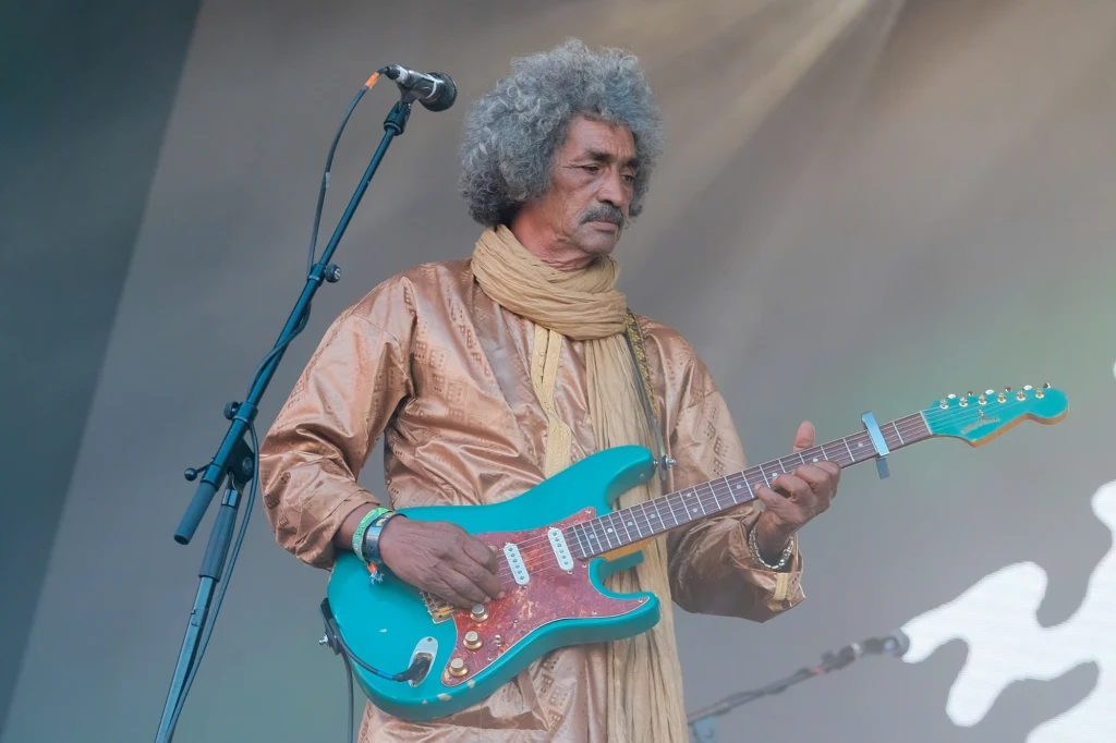 Ibrahim Ag Alhabib stoi na czele grupy Tinariwen Ibrahim Ag Alhabib stoi na czele grupy Tinariwen