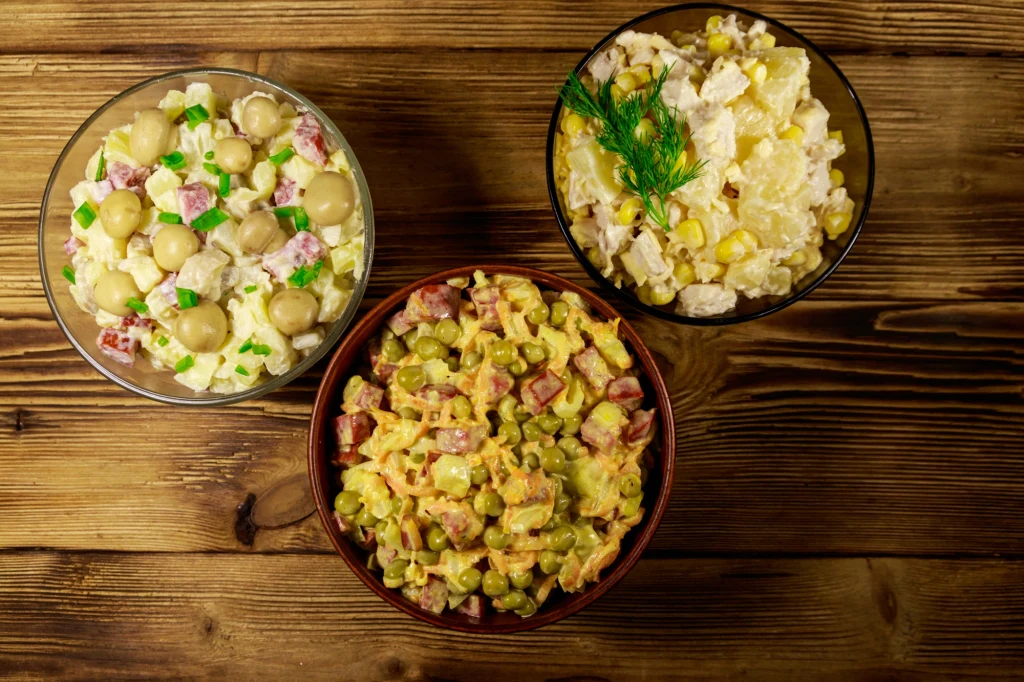 Istnieje wiele przepisów na sałatki, które z powodzeniem zastąpią jarzynową Istnieje wiele przepisów na sałatki, które z powodzeniem zastąpią jarzynową