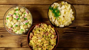 Istnieje wiele przepisów na sałatki, które z powodzeniem zastąpią jarzynową 