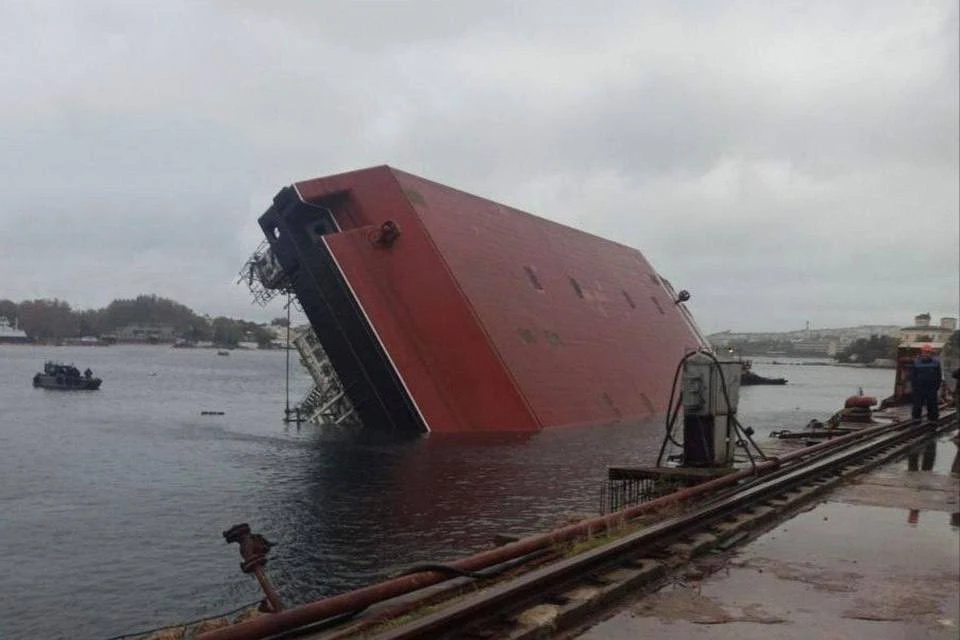 Dźwig runął do wody. Są ranni i zabici 