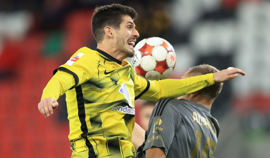 W starciu beniaminków nie było mowy o kompromisach. Tu Lucas Piazon (z lewej) w powietrznym pojedynku z Rafałem Adamskim W starciu beniaminków nie było mowy o kompromisach. Tu Lucas Piazon (z lewej) w powietrznym pojedynku z Rafałem Adamskim