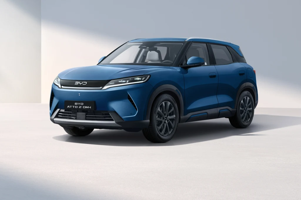 BYD Atto 2 DM-i celuje prosto w liderów segmentu B-SUV, takich jak Toyota Yaris Cross czy Dacia Duster. Jego największą przewagą będzie cena i zasięg wynoszący 1020 km. BYD Atto 2 DM-i celuje prosto w liderów segmentu B-SUV, takich jak Toyota Yaris Cross czy Dacia Duster. Jego największą przewagą będzie cena i zasięg wynoszący 1020 km.