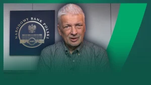 Mężczyzna w siwych włosach na pierwszym planie, w tle tablica z godłem i napisem Narodowy Bank Polski, stonowane, biurowe otoczenie z zielonym elementem graficznym na pierwszym planie.
