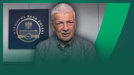 Mężczyzna w siwych włosach na pierwszym planie, w tle tablica z godłem i napisem Narodowy Bank Polski, stonowane, biurowe otoczenie z zielonym elementem graficznym na pierwszym planie.