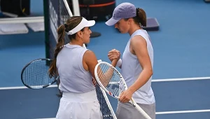 Camila Osorio (L) w Pekinie skreczowała w meczu z Igą Świątek (P)