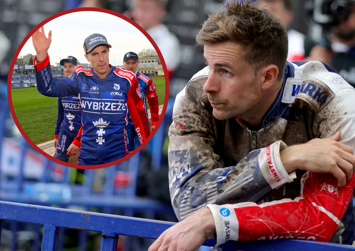 Zawodnik żużlowy w kombinezonie z logo drużyny Wybrzeże Gdańsk oparty o barierkę, z wyraźnymi śladami błota na ubraniu, myślący lub zamyślony. W okręgu drugi zawodnik tej samej drużyny pozdrawia kibiców, a w tle widoczny zespół żużlowców.