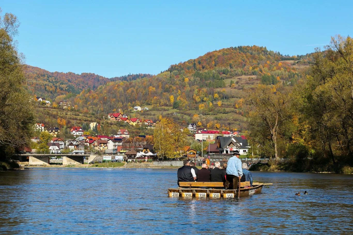 Jesienią w Szczawnicy warto wybrać się na malowniczy spływ Dunajcem