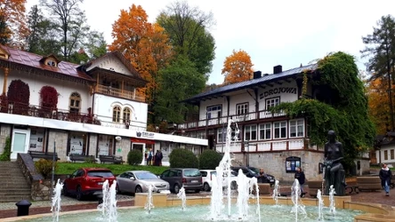 Jesienią to małopolskie uzdrowisko zachwyca malowniczością. Co oferuje przybyłym turystom?