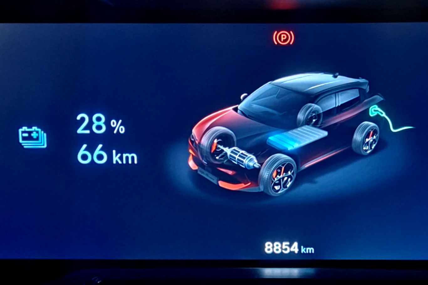 Naładowanie baterii na poziom 28 proc. i tylko 66 km zasięgu to realia Juniora. I to warunkach normalnej jazdy w cyklu mieszanym Wyświetlacz samochodu elektrycznego pokazuje graficzną wizualizację pojazdu z zaznaczonymi elementami systemu elektrycznego, ikoną wtyczki ładującej, poziomem naładowania akumulatora wynoszącym 28% oraz szacowanym zasięgiem 66 km i przebiegiem całkowit...