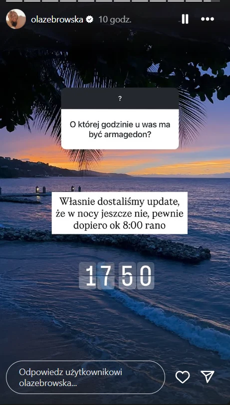 Plaża o zmierzchu z palmami, spokojną wodą, delikatnie podświetlonym niebem i fioletowo-pomarańczowym zachodem słońca, w tle brzeg i nadmorski krajobraz.