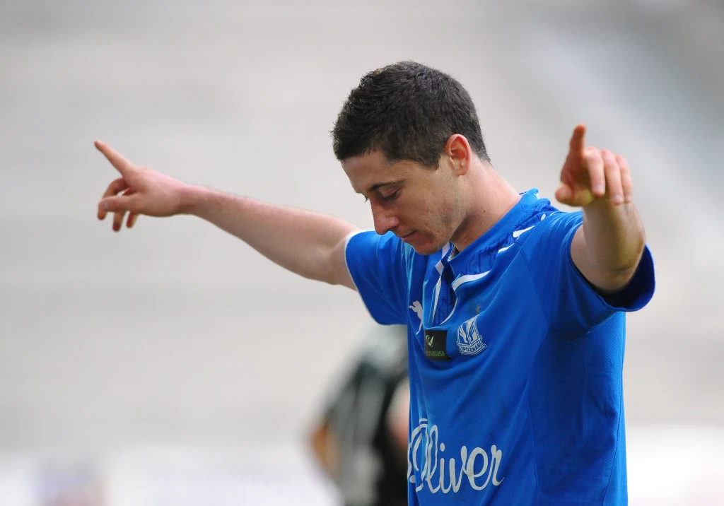 Robert Lewandowski z Lecha Poznań trafił ostatecznie do Borussii Dortmund, choć miał być już bardzo blisko... Genoi Robert Lewandowski z Lecha Poznań trafił ostatecznie do Borussii Dortmund, choć miał być już bardzo blisko... Genoi