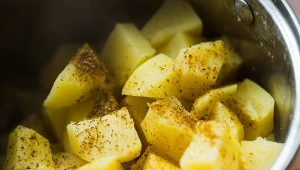 Nie łącz tego z ziemniakami. Gnicie w jelitach to początek problemów