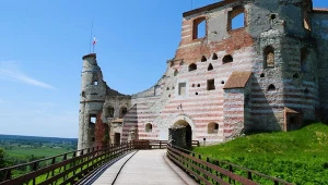 Ten zamek kiedyś dorównywał Wawelowi. Widok na Wisłę wciąż zachwyca