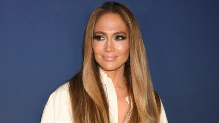 Jennifer Lopez w koszuli jak z PRL. W zestawie z jeansami to prawdziwy hit sezonu