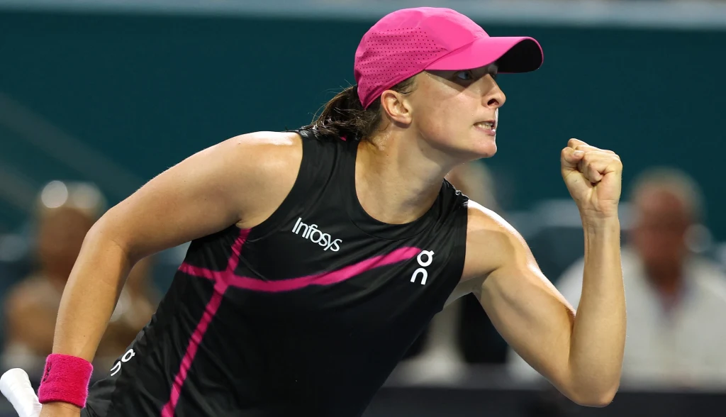 Zawodniczka tenisowa w czapce i stroju sportowym zaciśnięta pięść okazująca emocje i zaangażowanie podczas meczu tenisowego, dynamiczne światło podkreśla intensywność chwili.