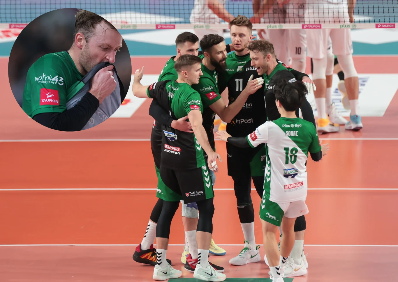 Siatkarze InPost ChKS Chełm Siatkarze w zielonych strojach świętują zdobycie punktu podczas meczu, otoczeni przez członków swojej drużyny, z boku widoczny wycinek ukazujący zawodnika całującego medalik.