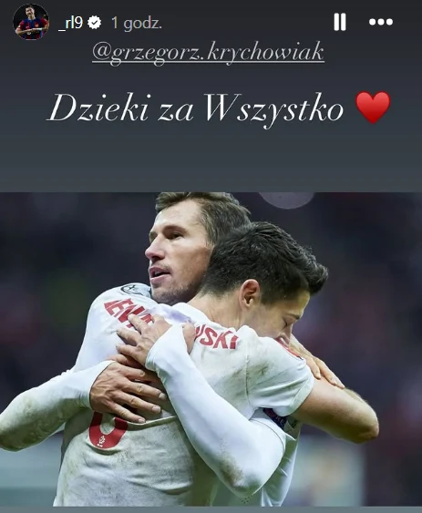 Dwóch piłkarzy w białych koszulkach reprezentacji Polski przytula się na boisku, wyrażając wdzięczność i wsparcie po meczu. W tle zamieszczony jest napis z podziękowaniem i czerwonym sercem.