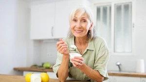 Jogurt grecki czy naturalny? Nie każdy powinien sięgać po jeden z nich