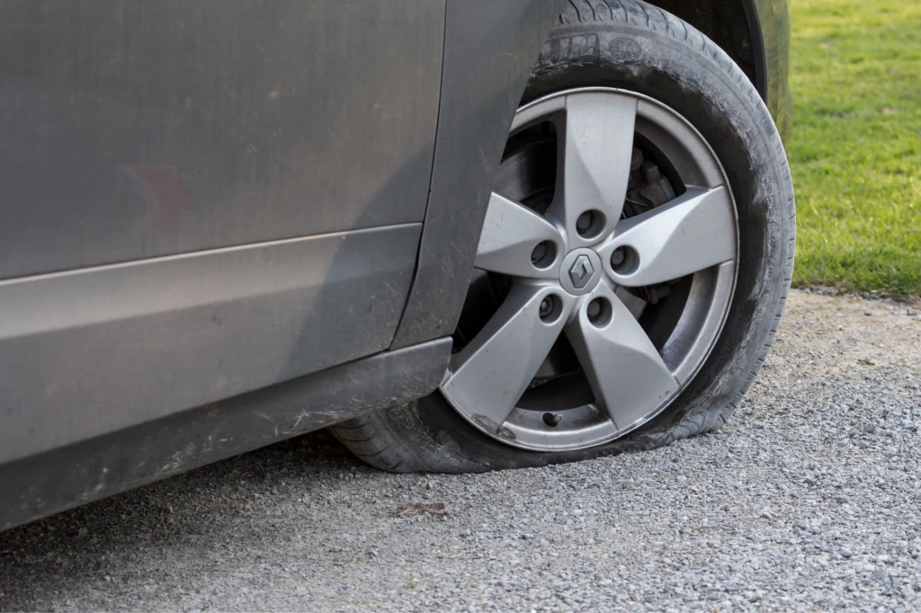 Na jednym z wrocławskich osiedli nieznani sprawcy przebili opony w 87 samochodach. Na jednym z wrocławskich osiedli nieznani sprawcy przebili opony w 87 samochodach.