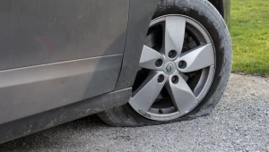 Przebili opony w 87 samochodach. "To zemsta za zakaz parkowania "