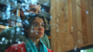 Tatiana Maslany w scenie z filmu "Bezpieczne miejsce"
