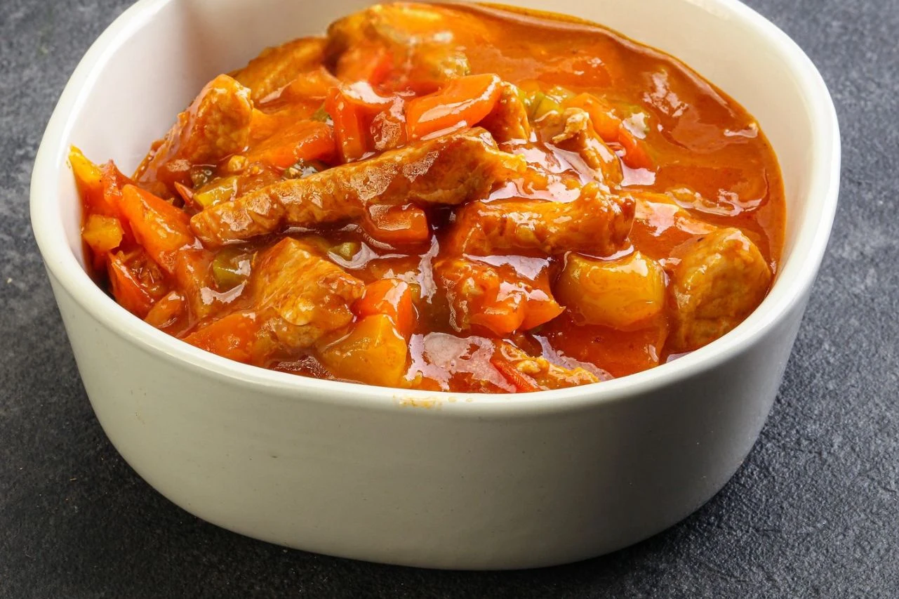 Gulasz z szynki wieprzowej świetnie rozgrzeje i nasyci