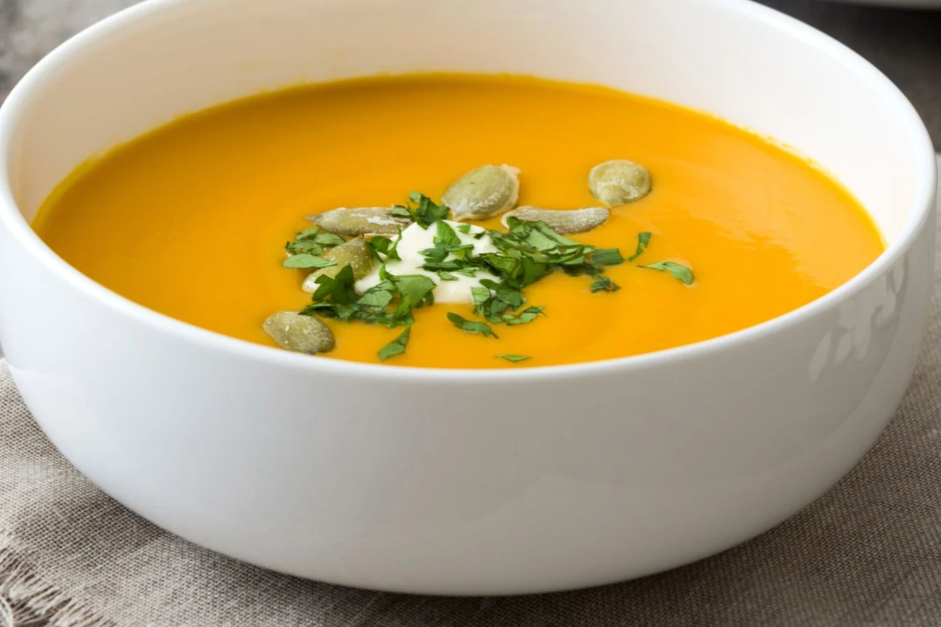 Rozgrzewający krem z dyni to sezonowa zupa, którą można przygotować na obiad na Wszystkich Świętych