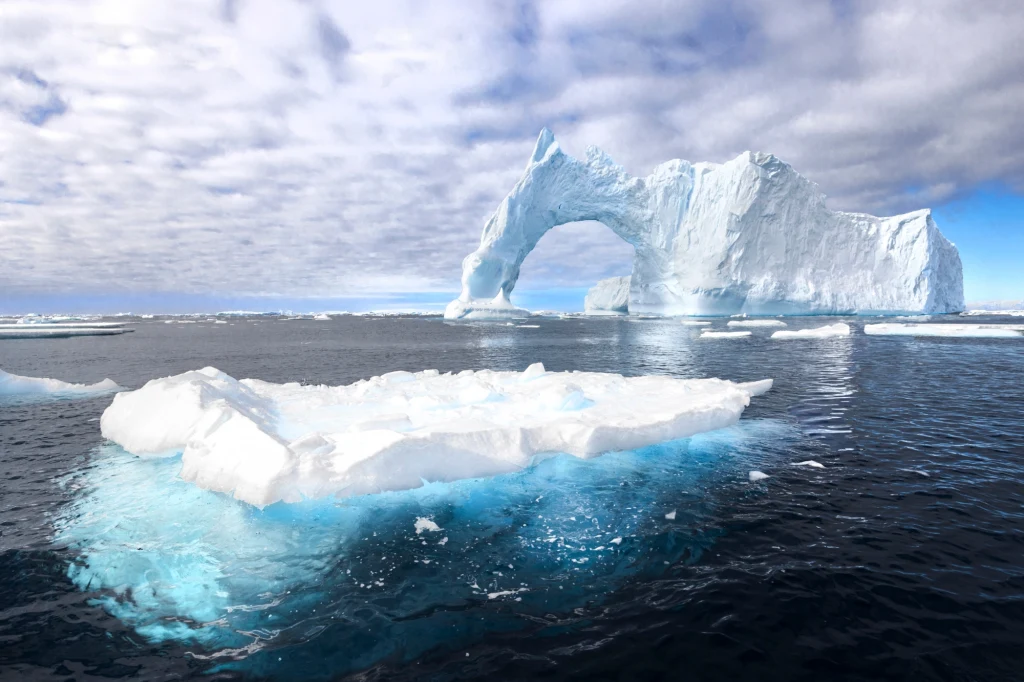 Według ustaleń Międzynarodowej Organizacji Hydrograficznej, nazwa Ocean Południowy odnosi się do wód Oceanu Światowego otaczających Antarktydę, których północną granicą jest równoleżnik 60°S.