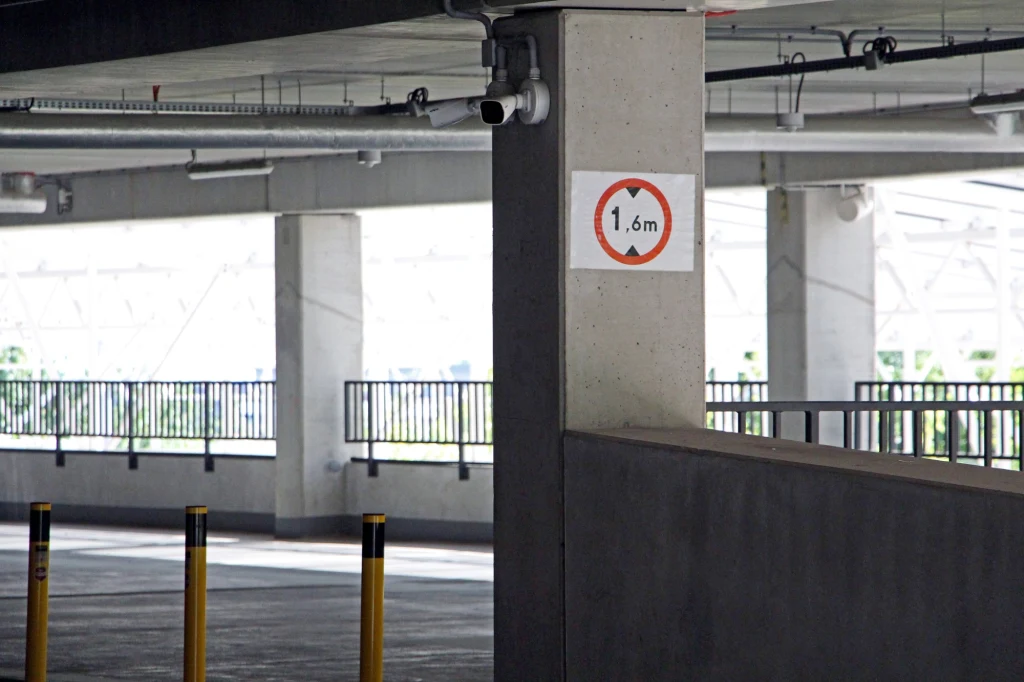 Znak B-16 ma różne znaczenia na drodze publicznej i w parkingu podziemnym. To pułapka na kierowców