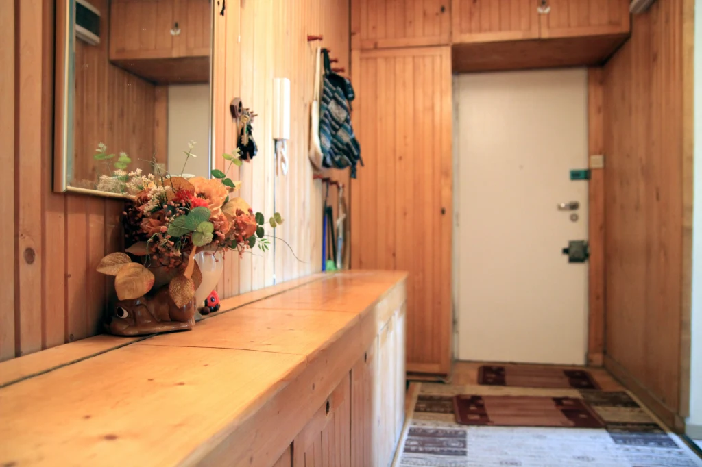 Kto z nas nie pamięta kultowej boazerii w przedpokoju? Okazuje się, że drewno na ścianach powraca jako wnętrzarski hit Kto z nas nie pamięta kultowej boazerii w przedpokoju? Okazuje się, że drewno na ścianach powraca jako wnętrzarski hit