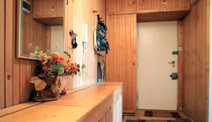 Kto z nas nie pamięta kultowej boazerii w przedpokoju? Okazuje się, że drewno na ścianach powraca jako wnętrzarski hit