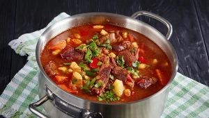 Zupa gulaszowa jak u babci. Goście będą zachwyceni 