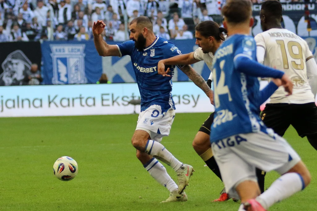 Mikael Ishak wykorzystał dośrodkowanie Palmy, dostawił nogę i doprowadził do wyrównania Mikael Ishak wykorzystał dośrodkowanie Palmy, dostawił nogę i doprowadził do wyrównania