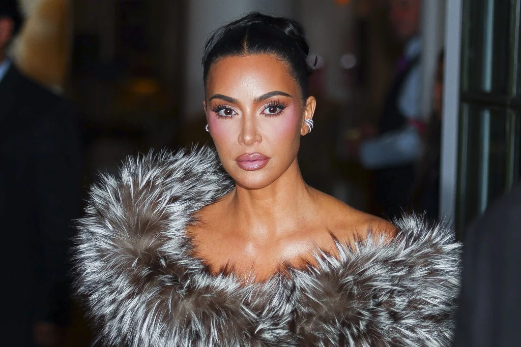 Kim Kardashian pojawiła się w ciekawej kreacji, skupiając na sobie wzrok zebranych 