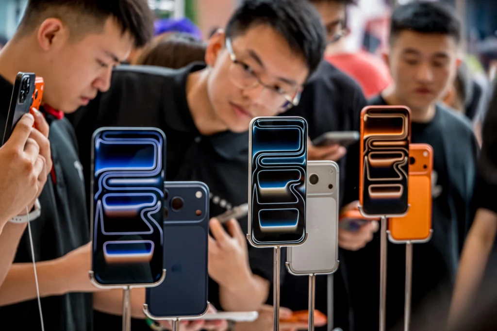 Klienci w sklepie Apple w Kantonie w Chinach. Dobre przyjęcie iPhone'a 17 przez konsumentów przyczyniło się do wzrostu kapitalizacji rynkowej Apple
