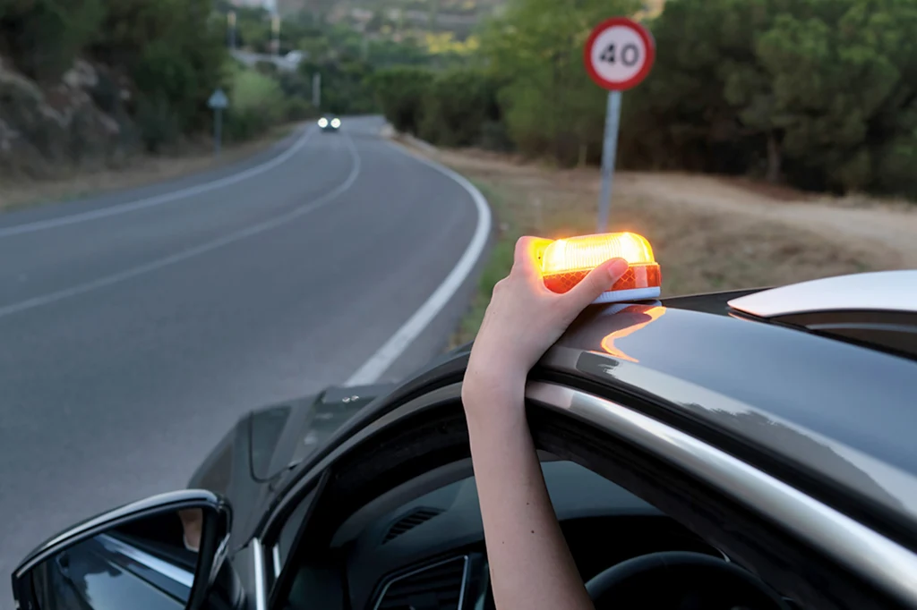 Nowy sygnalizator świetlny zastąpi trójkąt ostrzegawczy? | Fot. DGTes @X