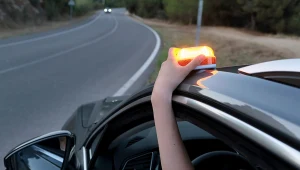 Nowe obowiązkowe wyposażenie w aucie. Sygnalizator zamiast trójkąta 